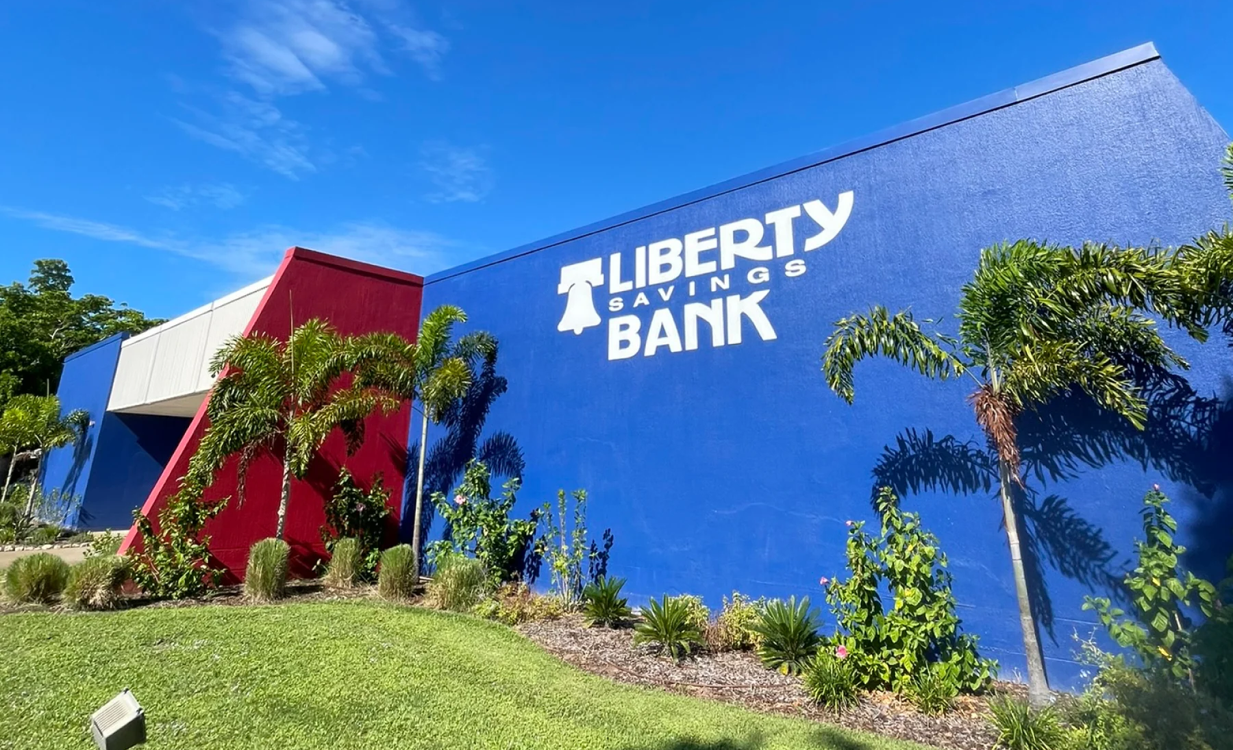 Community Banks vs. Credit Unions: A Side-by-Side Comparison